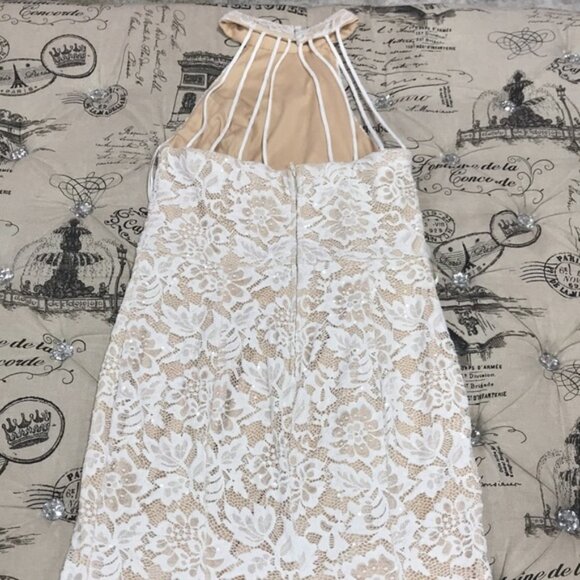 B. Darlin Gown Nude Off White Plus Floral-Lace Dress - Picture 4 of 8